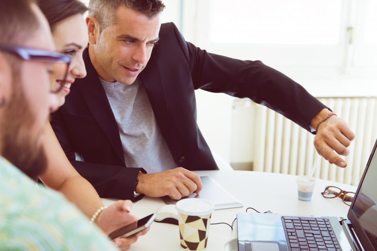 Analyse graphique des tendances économiques sur écrans multiples