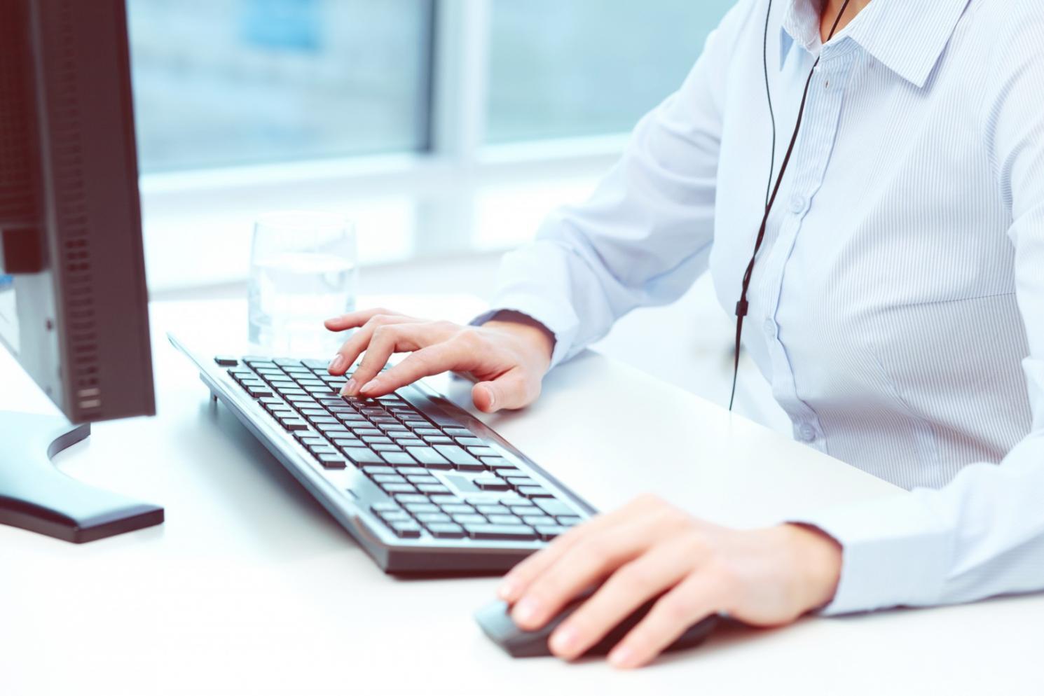 Analyse des données économiques sur un bureau avec graphiques et rapports financiers